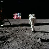 Buzz Aldrin vor der US Flagge